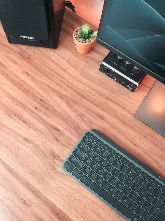 Jak przygotować funkcjonalne miejsce do pracy przy małym biurku